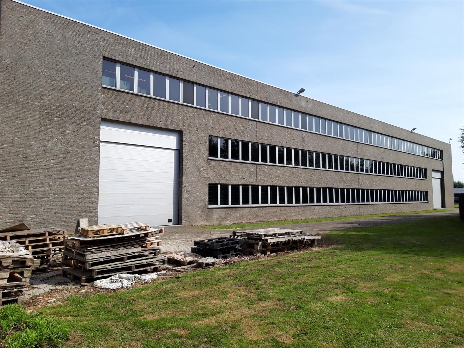 Magazijn, kantoren en toonzaal te huur in Aartselaar foto 43