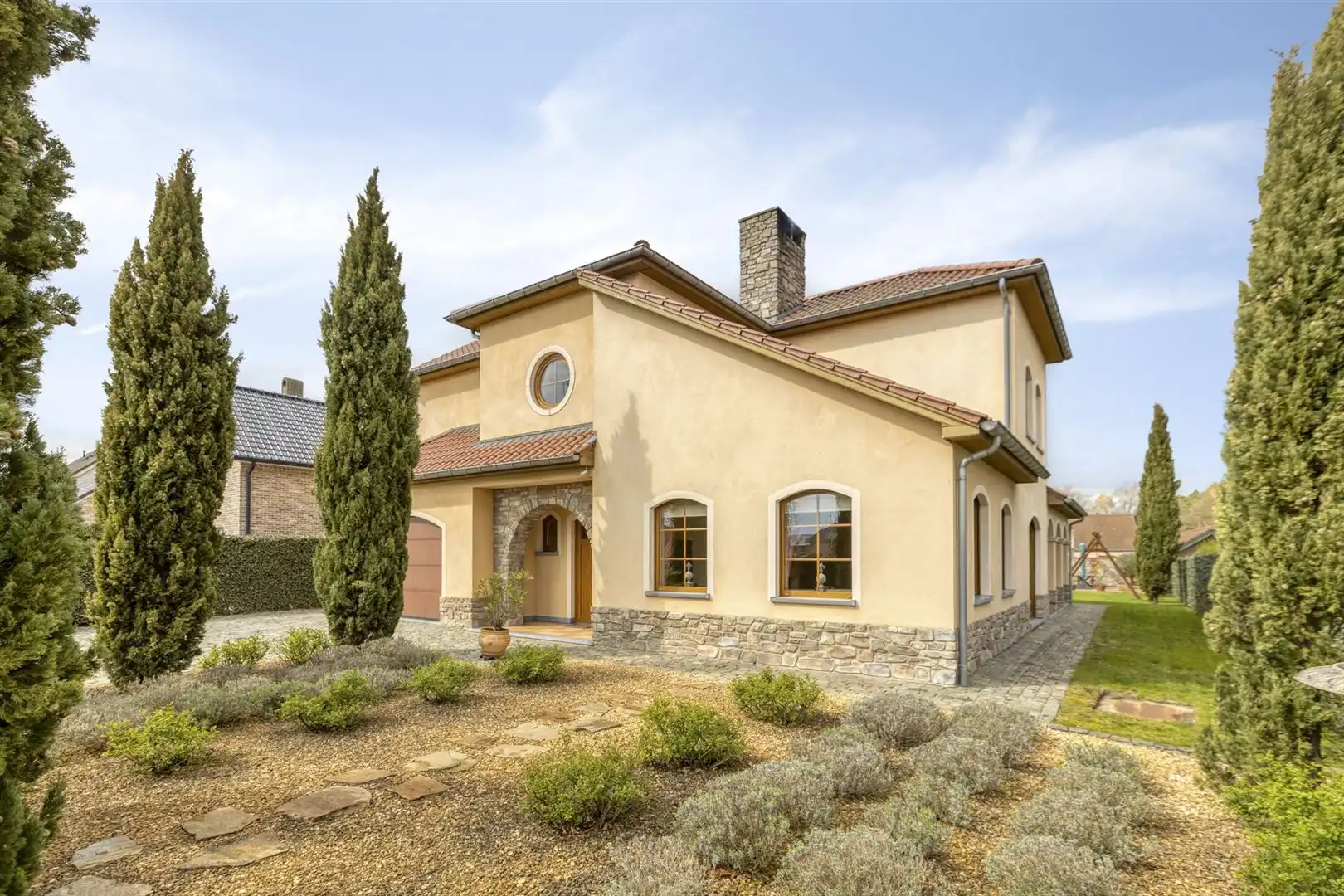 TE KOOP: Toscaanse villa met 3 slaapkamers te Heusden-Zolder! foto {{pictureIndex}}