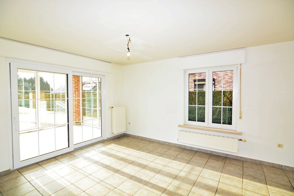 Vrijstaande woning met 4 slpks. en 2 bdks. op een perceel van 12a38ca. foto 9