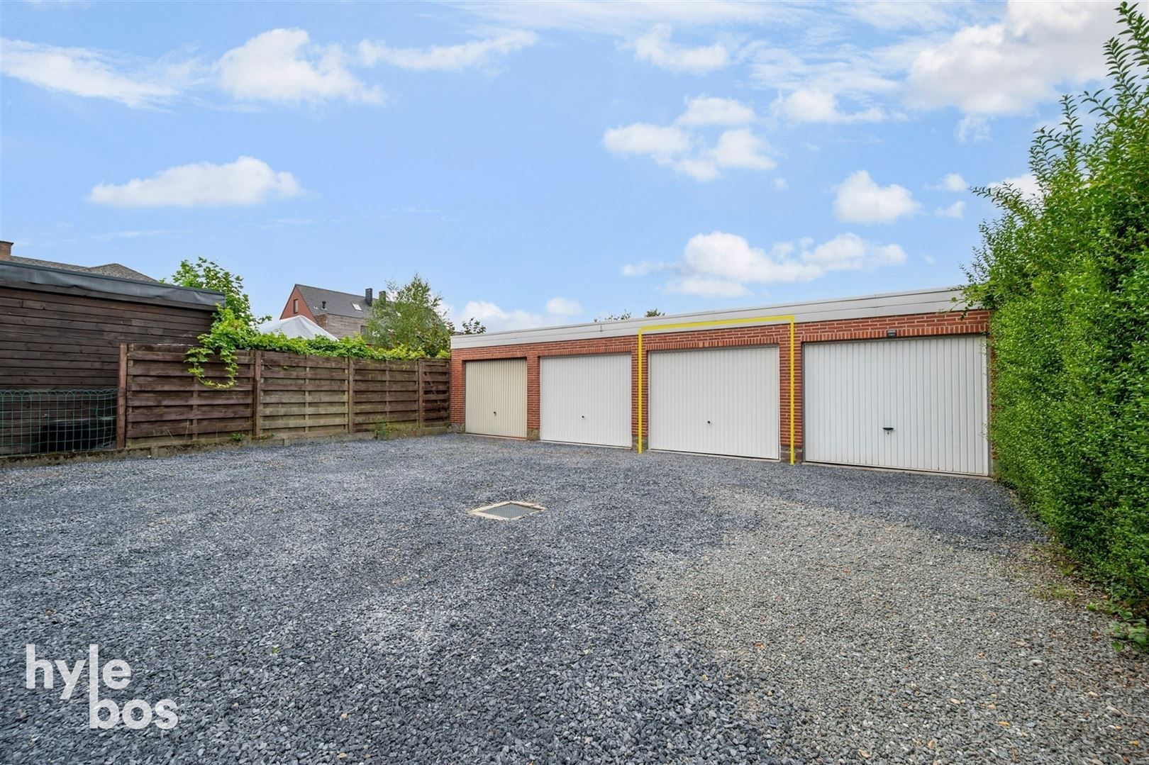 Gerenoveerd appartement met garage in gezellige woonwijk foto 17