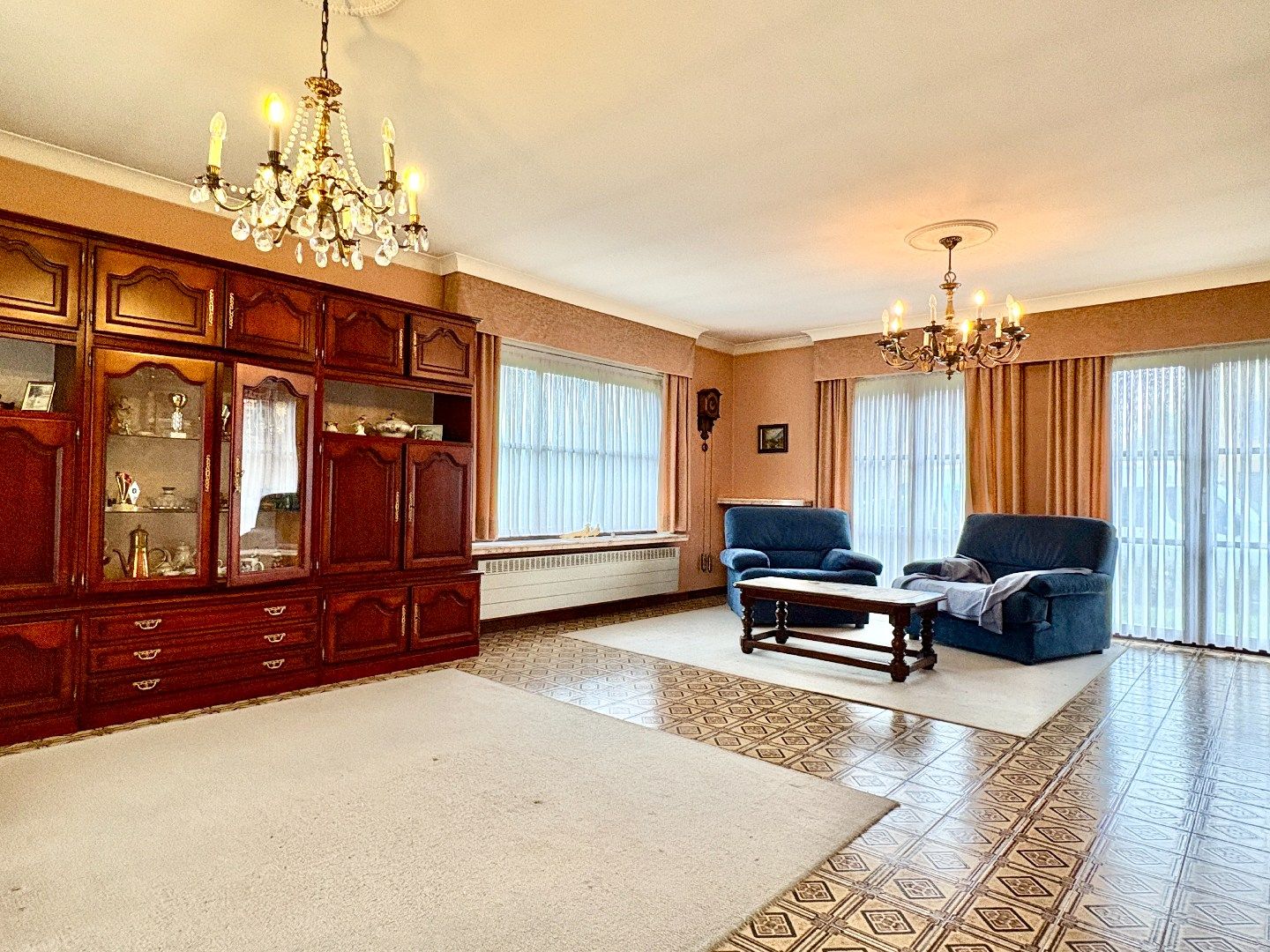 Gelijkvloerse villa op 614 m² met 3 slks en een inpandige garage. foto 9