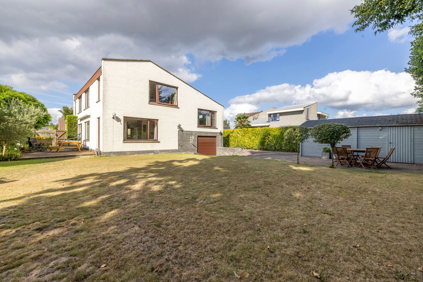 Villa met 4 slaapkamers, grote tuin en garage te koop! foto 2