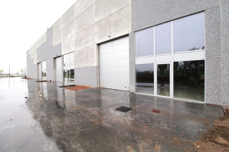 Nieuwbouw loods van 264m² te huur langs de Diksmuidsesteenweg te Hooglede/Roeselare foto {{pictureIndex}}
