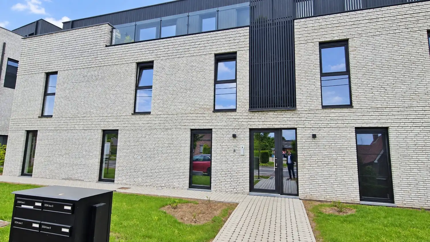 Stijlvol appartement met overdekt terras in Molenbeersel (momenteel verhuurd) foto 3