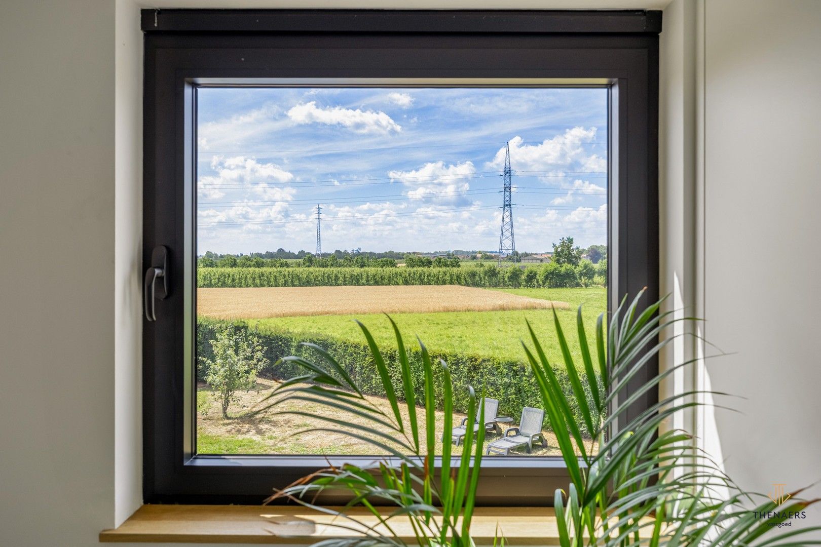 UNIEKE GERENOVEERDE WONING MET 4 SLAAPKAMERS EN PRACHTIG UITZICHT OP DE VELDEN. foto 31