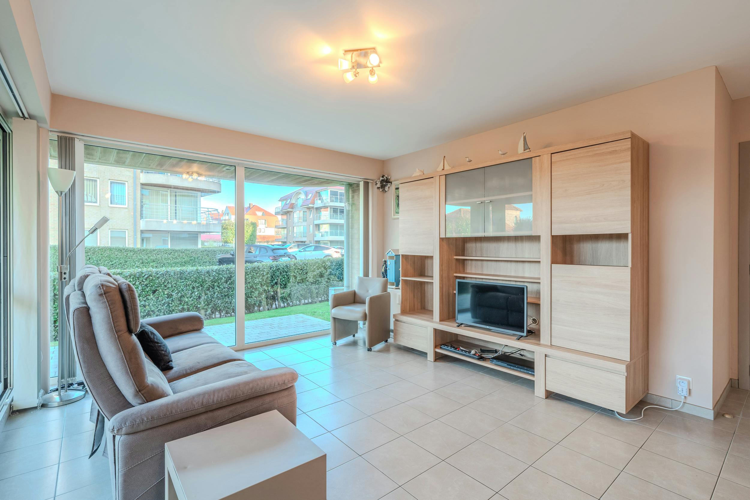 Ruim twee slaapkamer appartement met zongerichte tuin! foto 13