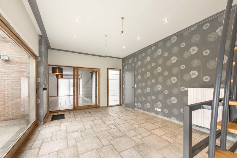 Instapklare halfopen woning met 4 slaapkamers en zonnige tuin TE KOOP in Oostrozebeke! foto 6