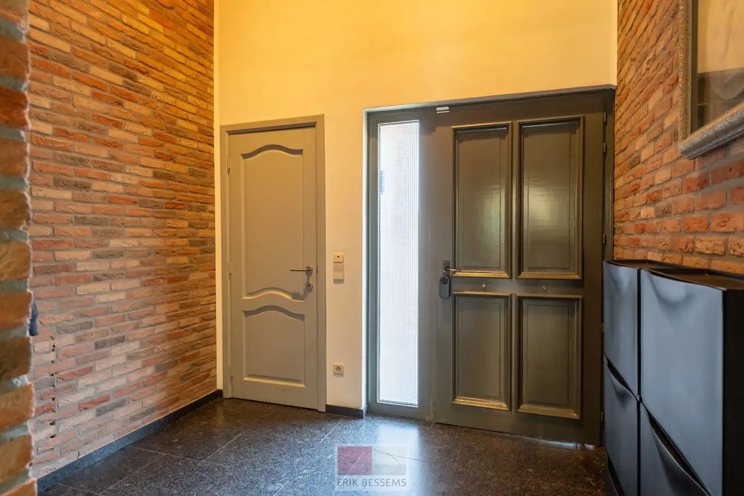 Vrijstaande woning gelegen op een royaal perceel van maar liefst 990 m² en beschikt over een bewoonbare oppervlakte van circa 221 m² foto 2