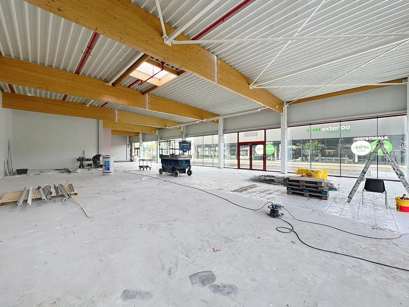 Vernieuwde baanwinkel (450m²) te huur in hét bruisende MAMMOETCENTER van Roeselare ! foto 7