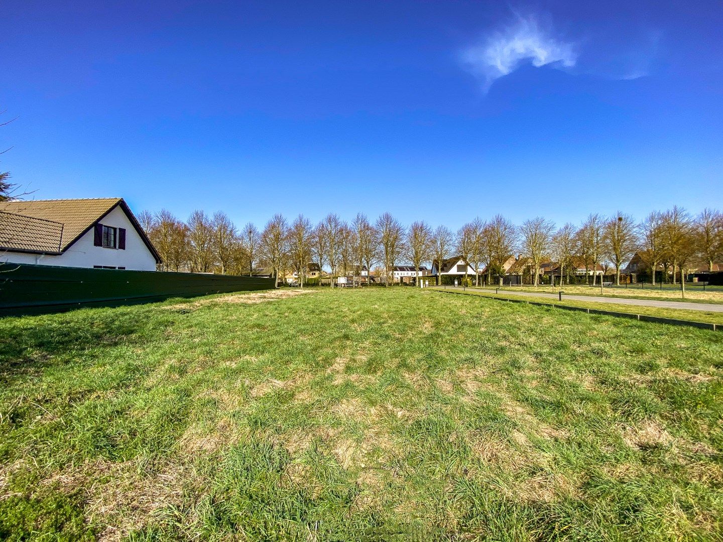 Ruim perceel van 1064 m² in residentiële wijk bestemd voor open bebouwing te Oostduinkerke (Koksijde). foto {{pictureIndex}}