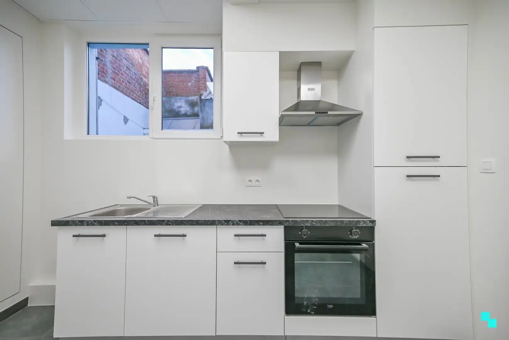 Gerenoveerde woning nabij centrum Izegem foto 11