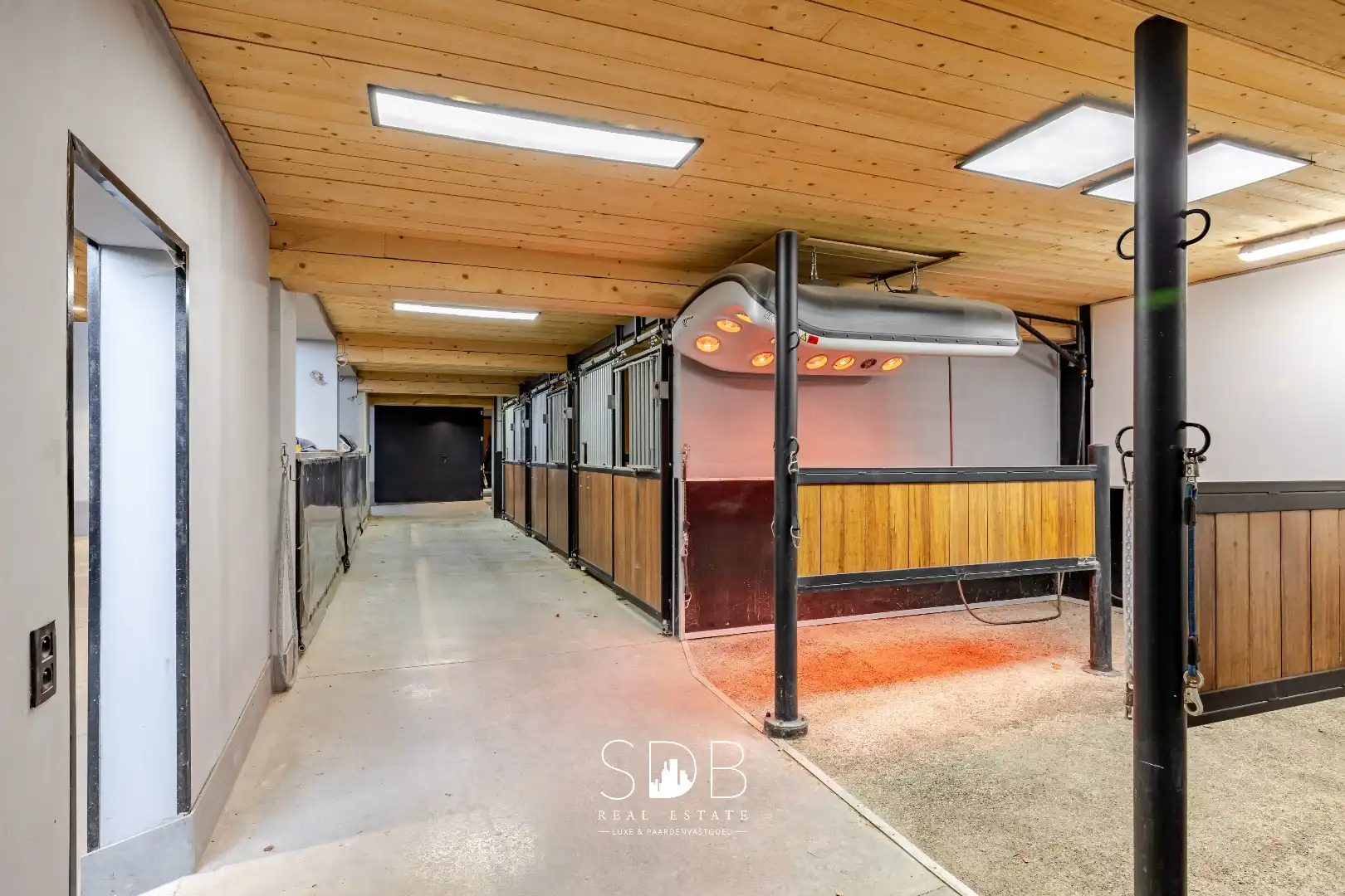 Landelijke villa met bijgebouwen en graslanden op 23.740m² foto 32