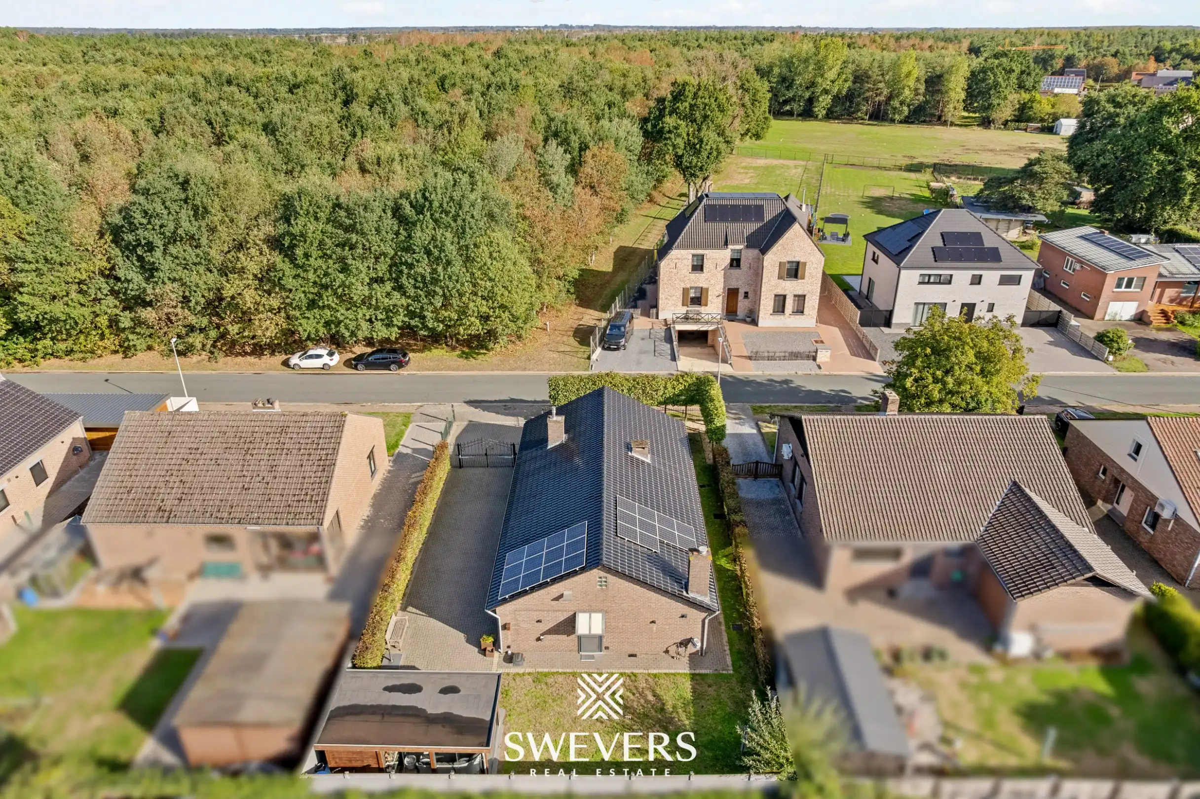 Instapklare woning met 4 slaapkamers op een groene en rustige locatie in Houthalen foto {{pictureIndex}}