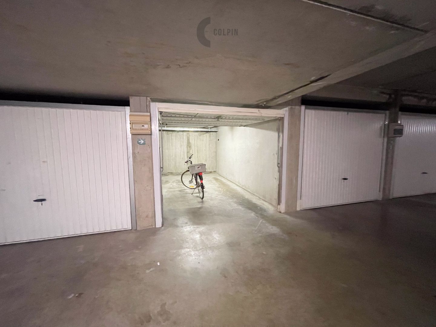 Vlot inrijdbare garagebox in een garagecomplex vlakbij de Zeedijk foto 3