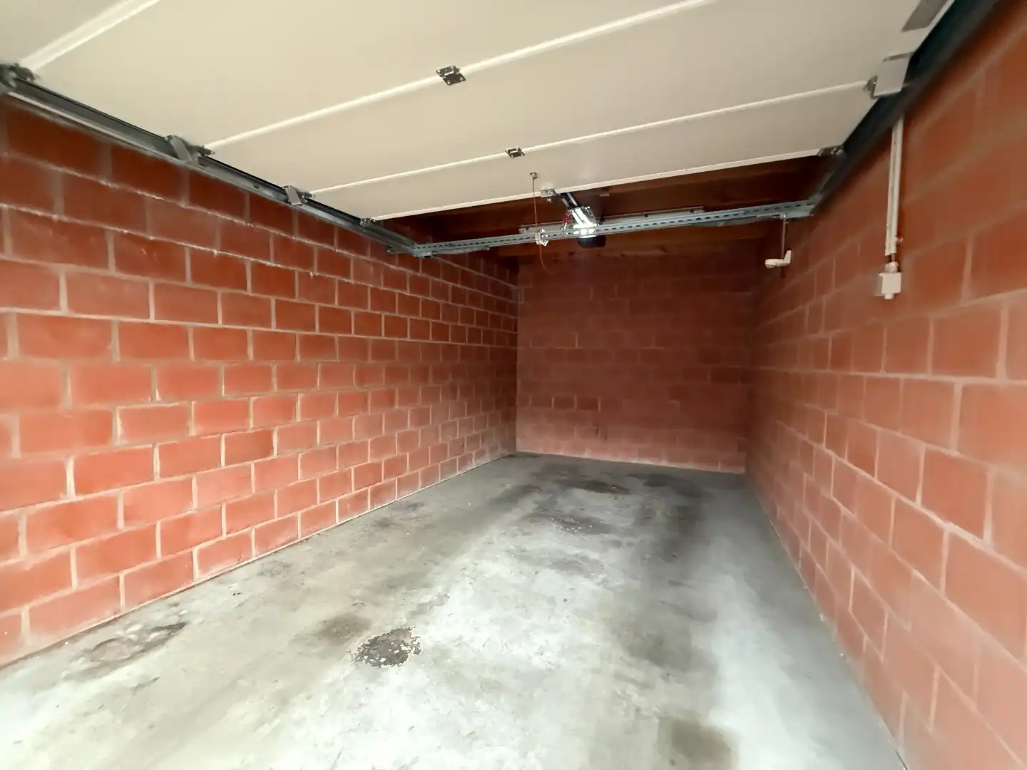 Afzonderlijke gemetste garage te huur centrum Roeselare  foto 2