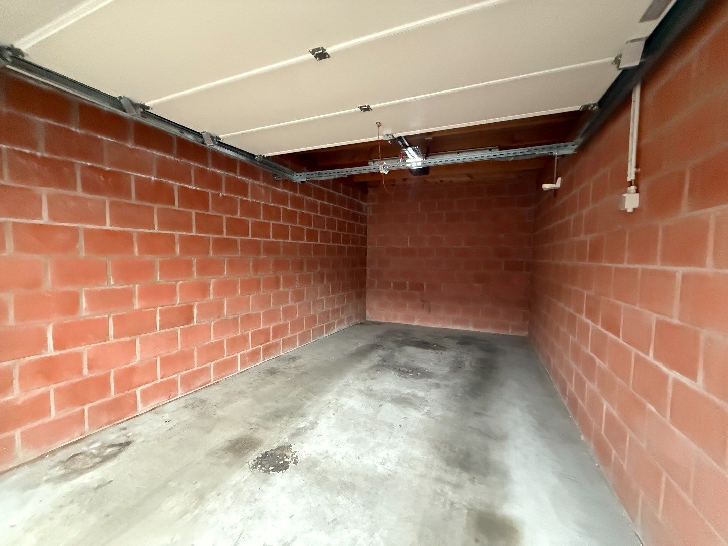 Afzonderlijke gemetste garage te huur centrum Roeselare  foto 2