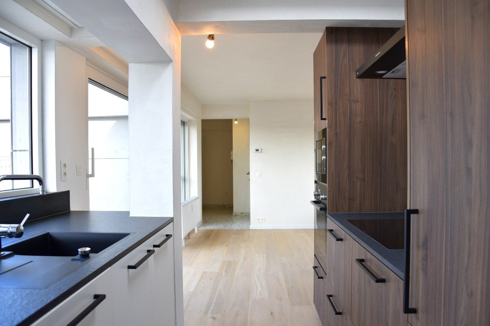 Vernieuwde penthouse met 2 slaapkamers te koop in hartje Gullegem foto 3