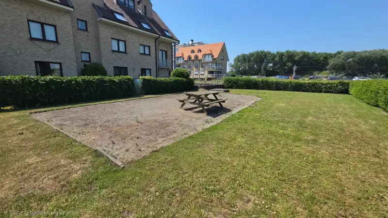 Instapklaar appartement met 2 slaapkamers en twee privé tuintjes: altijd zon en altijd een schaduwplekje! foto 13