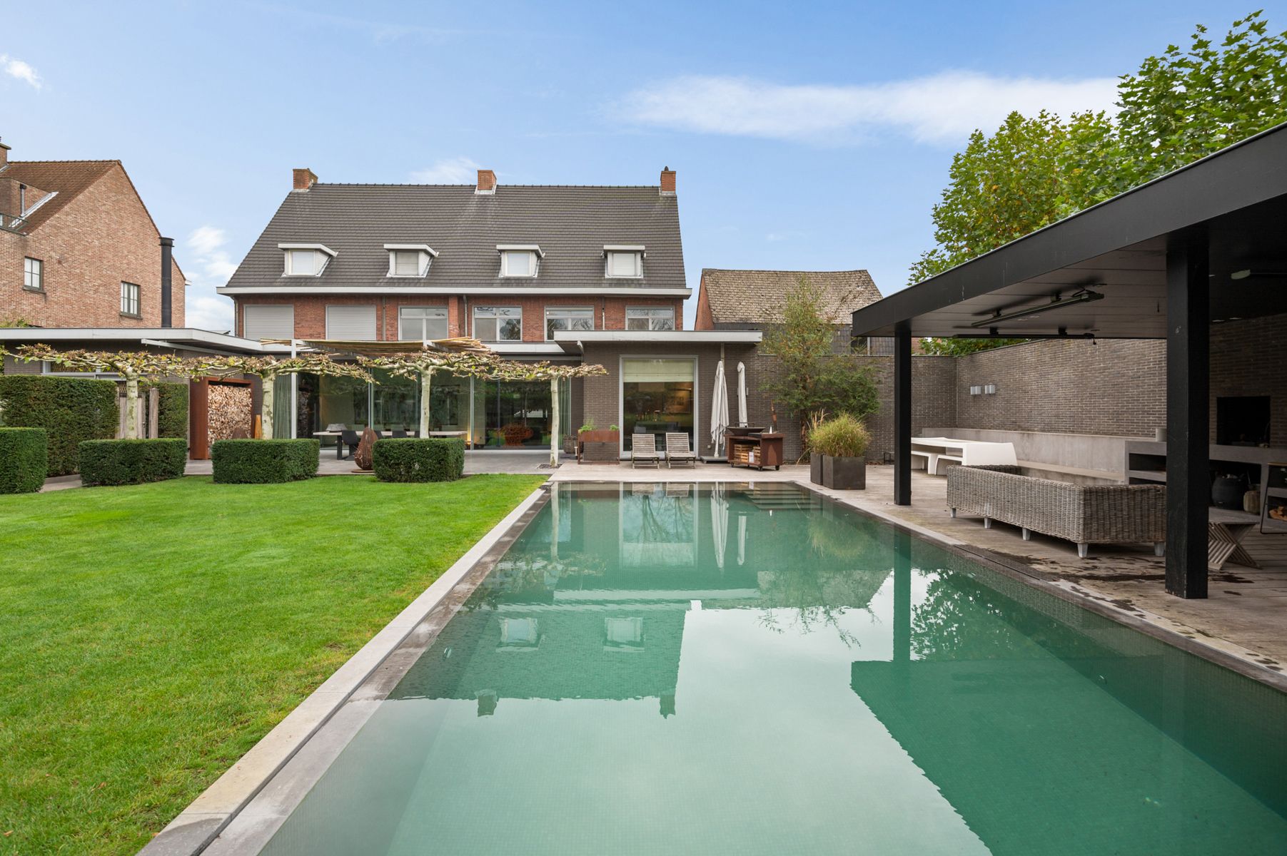 High-end afgewerkte praktijkvilla in het centrum foto {{pictureIndex}}