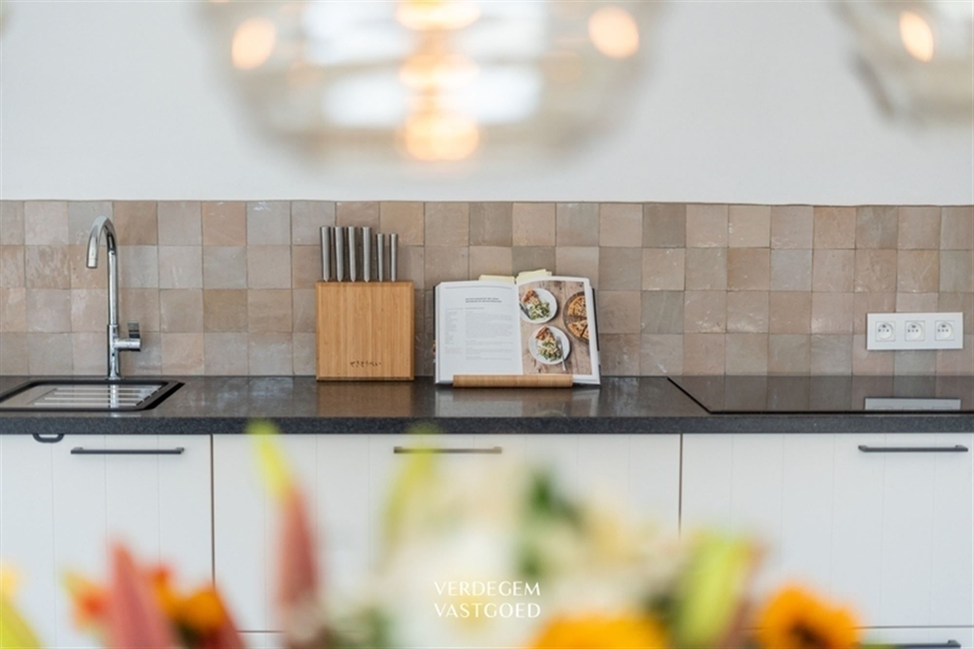 Ultragezellige en instapklare woning in het hart van Wippelgem foto 9
