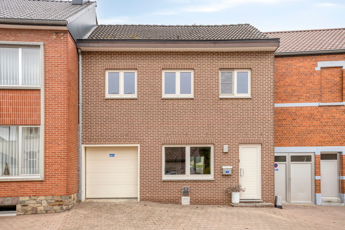 Hoofdfoto van de publicatie: Op te knappen gezinswoning op centrale locatie in Riemst