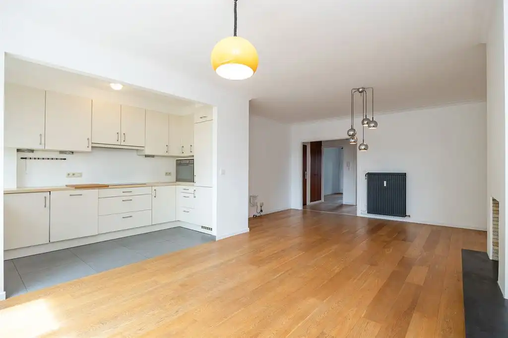 Instapklaar tweeslaapkamerappartement met garage foto 3