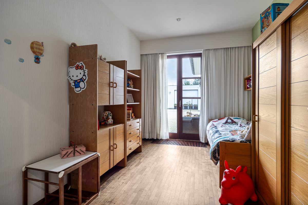 Ruime gelijkvloerse woning met bedrijfshal foto 17