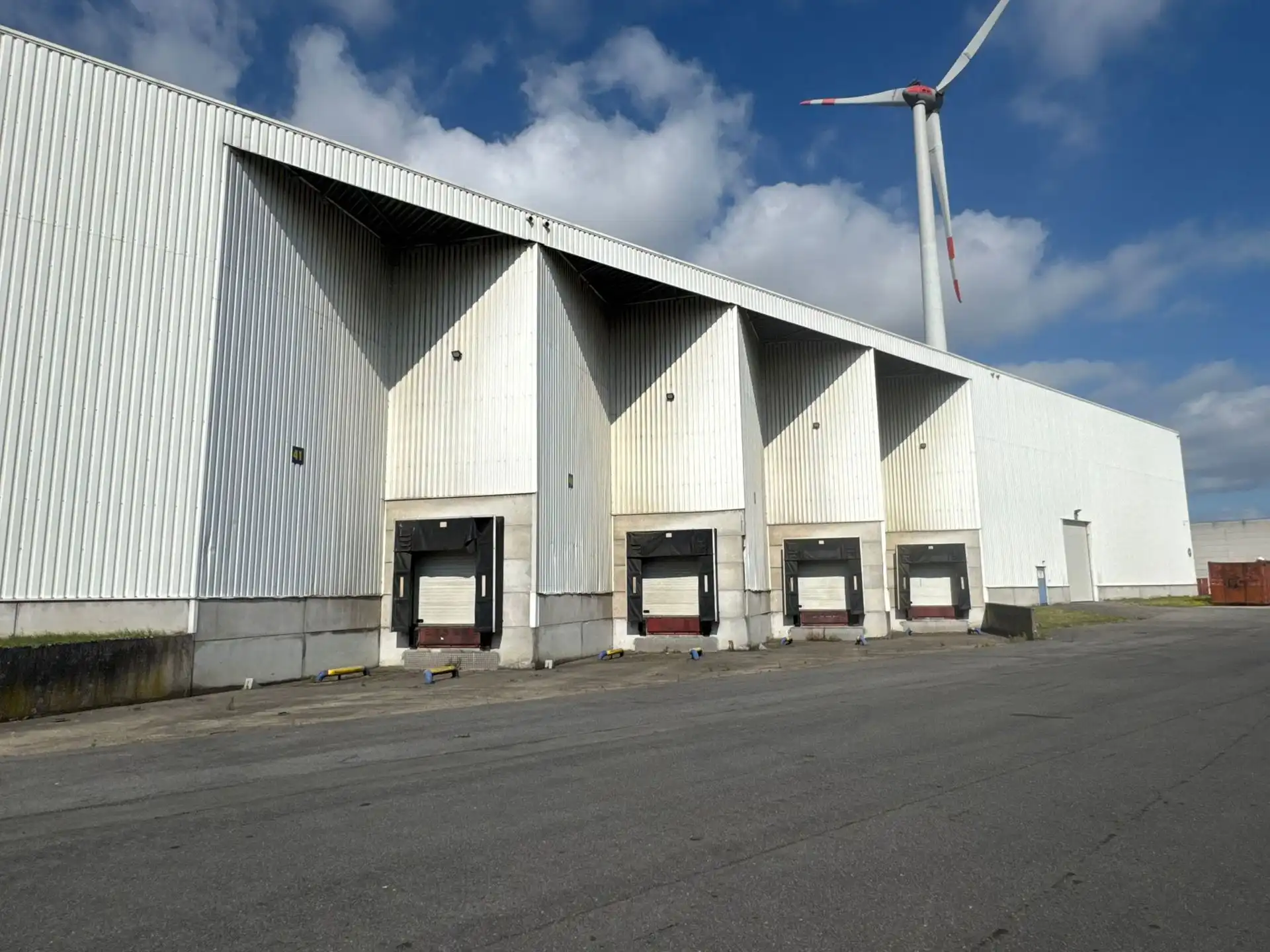 Ca. 8.625m² en 8.625m² magazijnruimten, met los- en laadkades, te huur langs de Noorderlaan.   foto 23