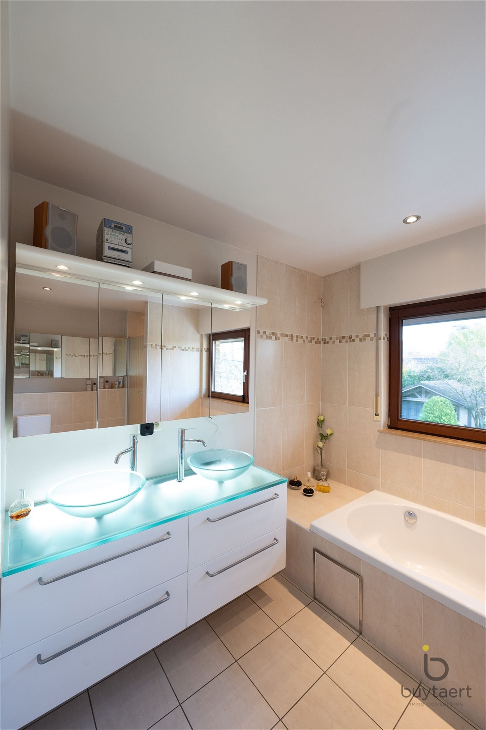 RUIMTE, RUST EN ONTSPANNING: MODERNE VILLA MET ZWEMBAD, SAUNA EN JACUZZI foto 23