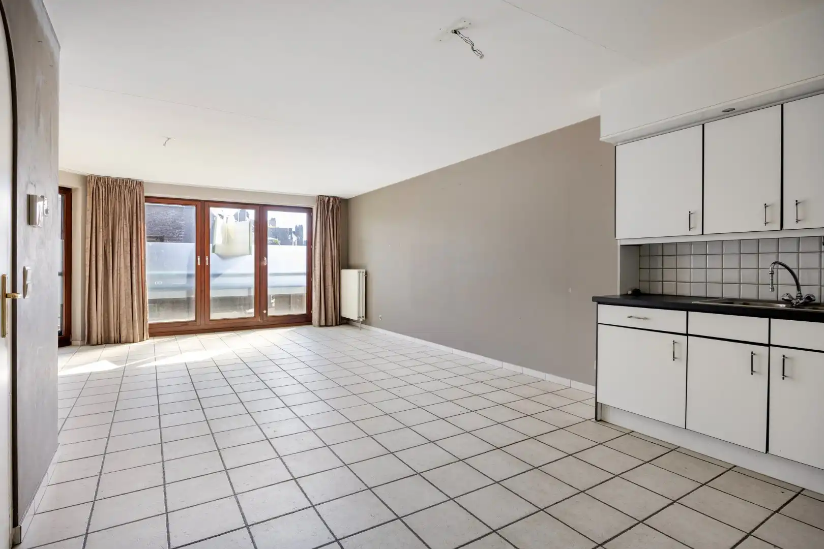 Appartement met 2 SLPKS en garage op gunstige locatie in het centrum. foto 5