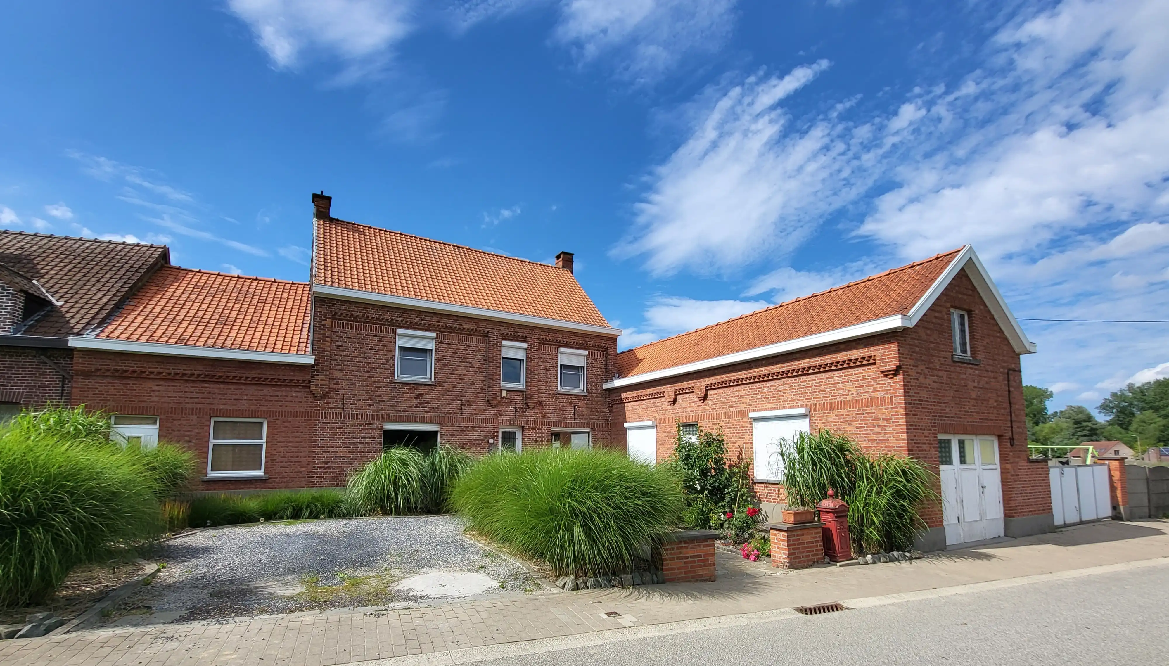 Hoofdfoto van de publicatie: Karaktervolle gezinswoning met tal van mogelijkheden in het landelijke Rozebeke met uitzicht op de velden.