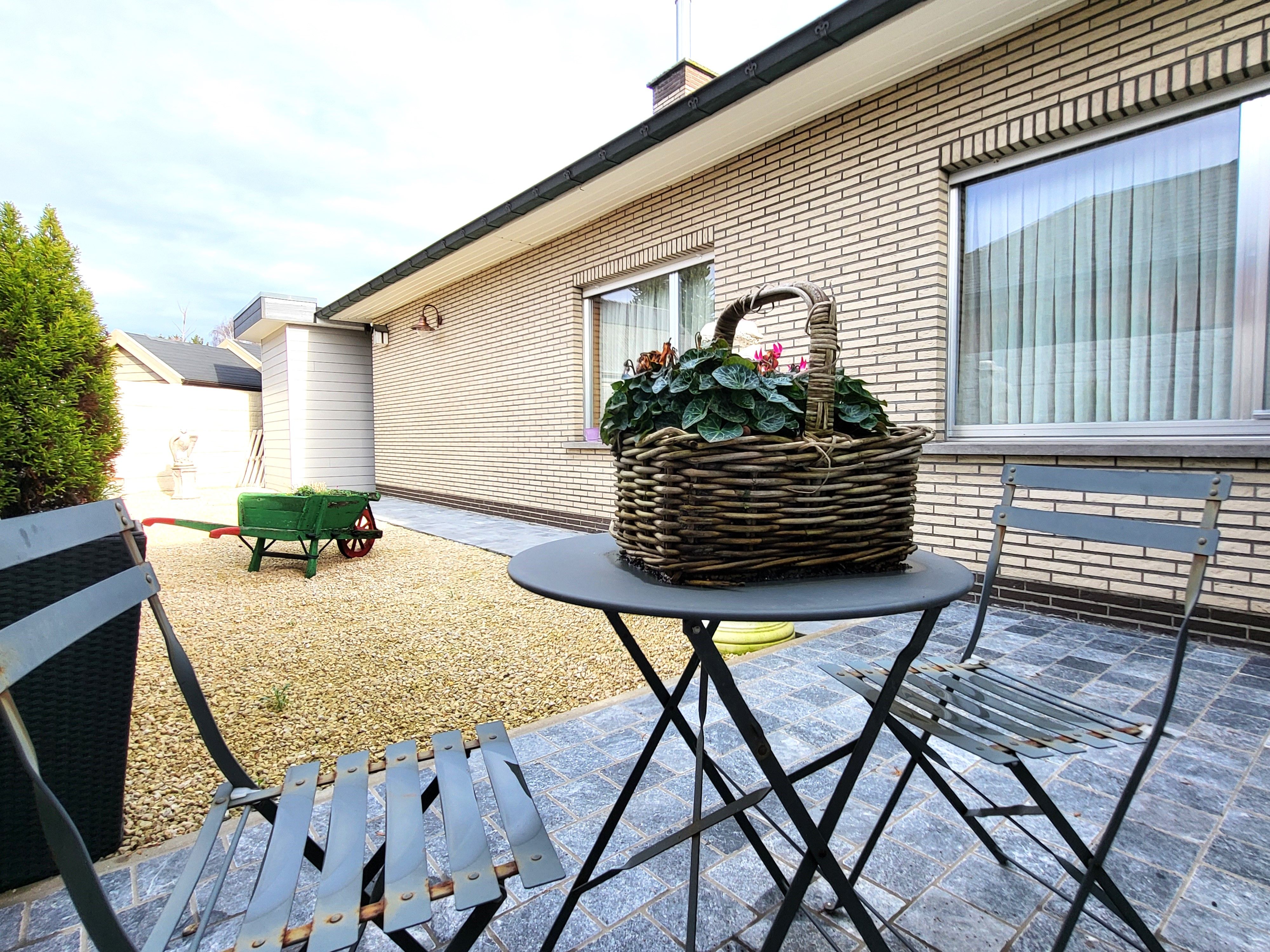 Instapklare villa op een perceel van 648 m² met dubbele garage, veranda en tuin.  foto 8