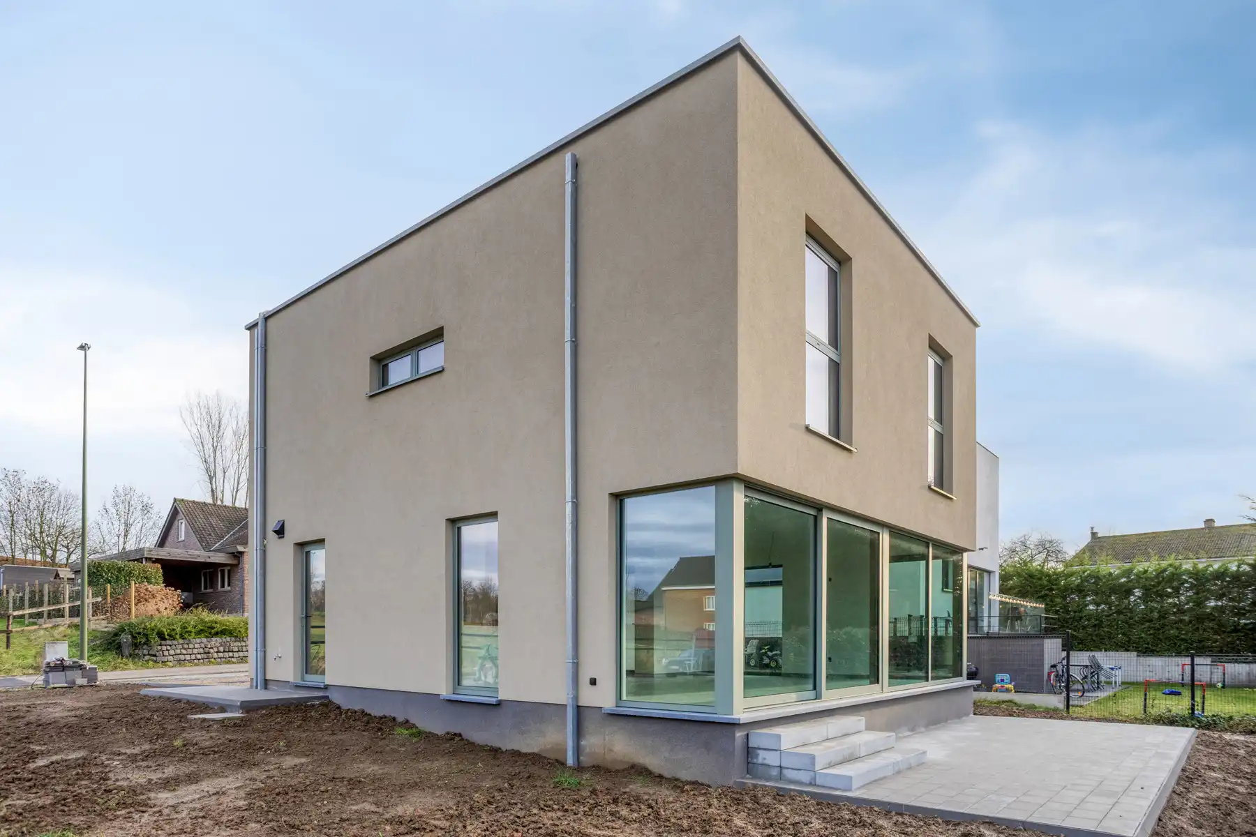 Afgewerkte nieuwbouwwoning met 4 slaapkamers foto 24