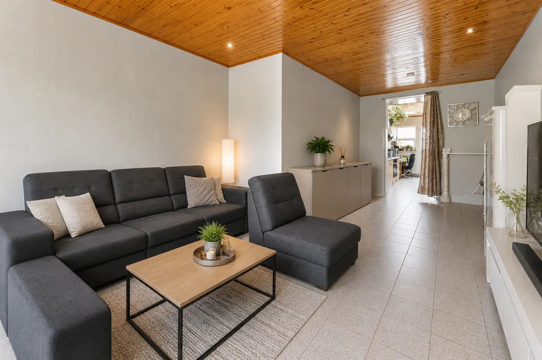 Ruime woning met 3 slaapkamers en magazijn foto 4