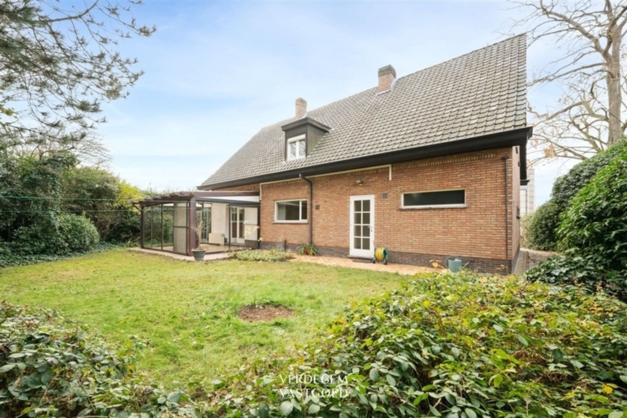 Ruime villawoning met 4+1 slaapkamers en fijne tuin, te renoveren foto 18
