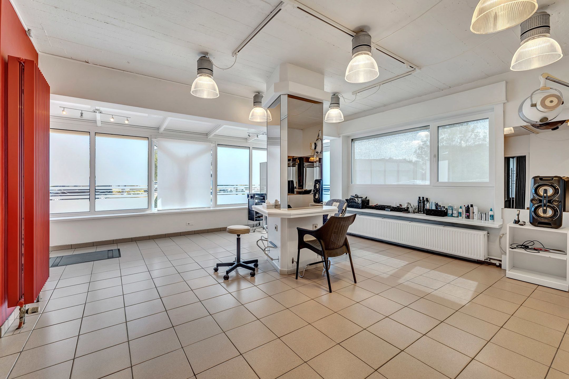 Ruime woning met praktijkruimte in rustige straat te Okegem foto 4