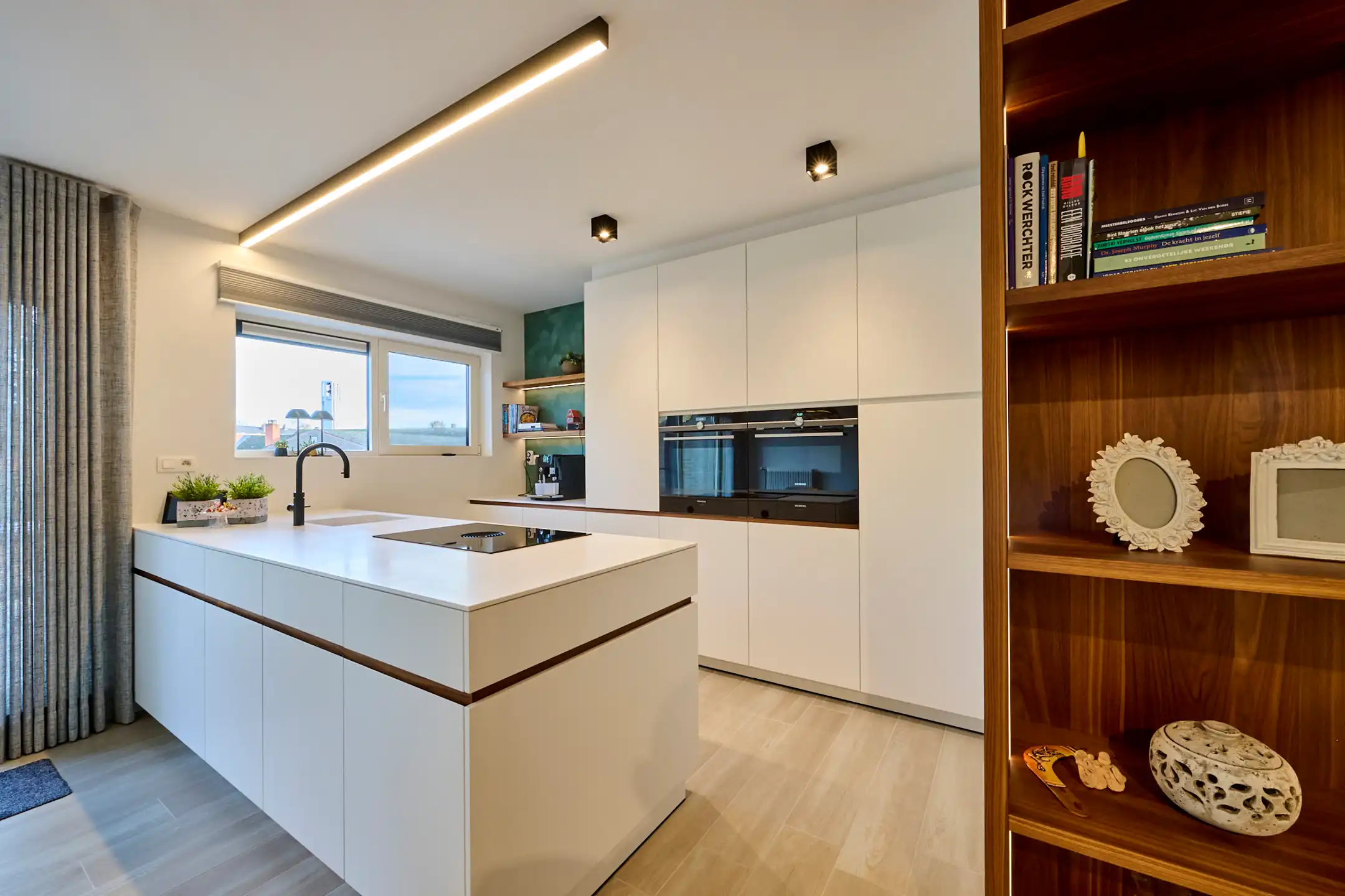 VOLLEDIG VERNIEUWD RUIM EN HOOGWAARDIG AFGEWERKT APPARTEMENT foto 3