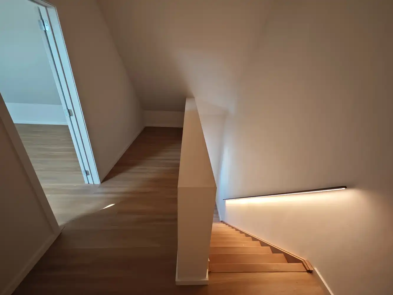 Volledig gerenoveerde stadswoning met 3 slpks en voll. aangelegde tuin foto 28