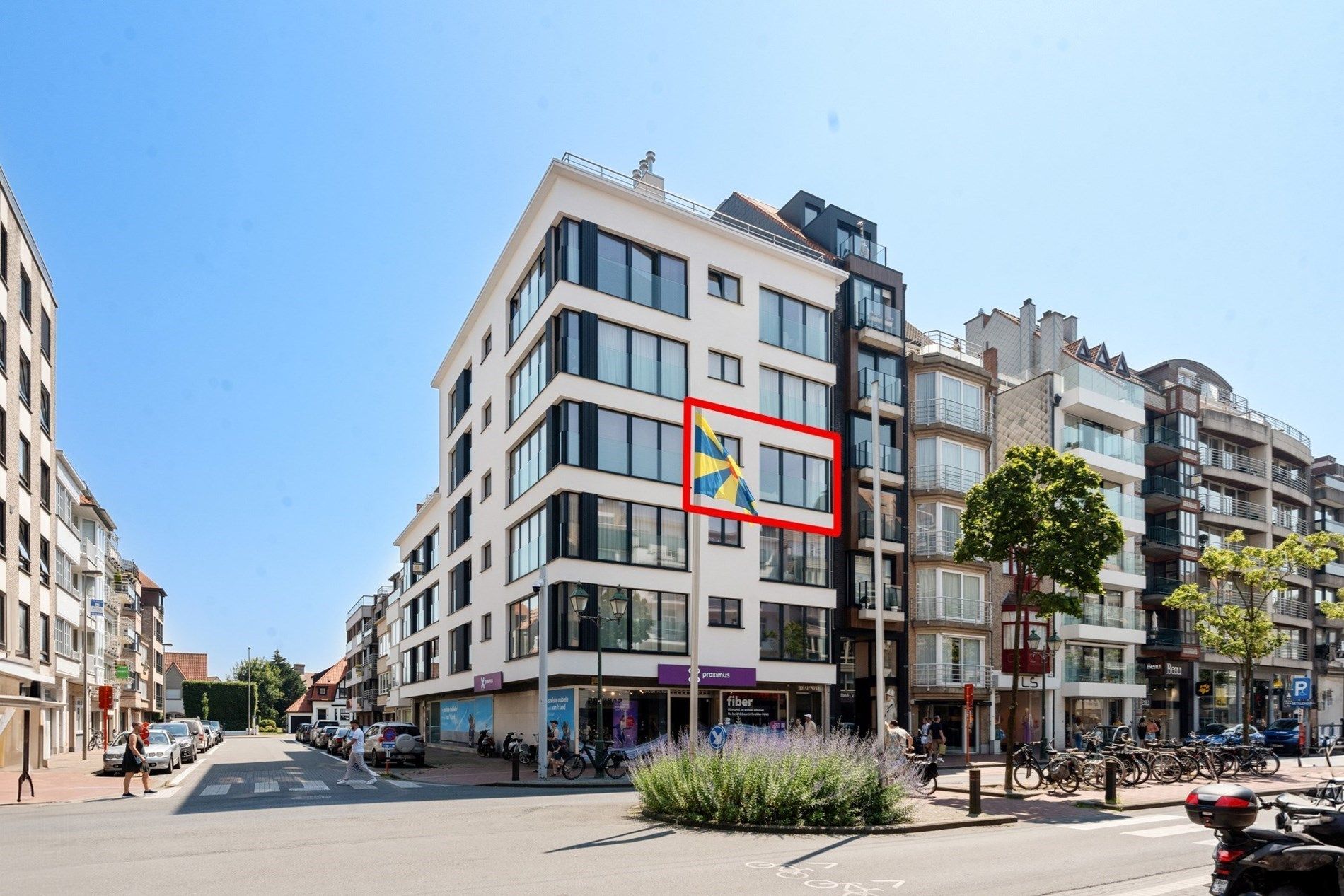 Mooi gerenoveerd, ruim 2 slaapkamer-appartement met mooie gevelbreedte centraal gelegen op de Lippenslaan te Knokke.  foto 23