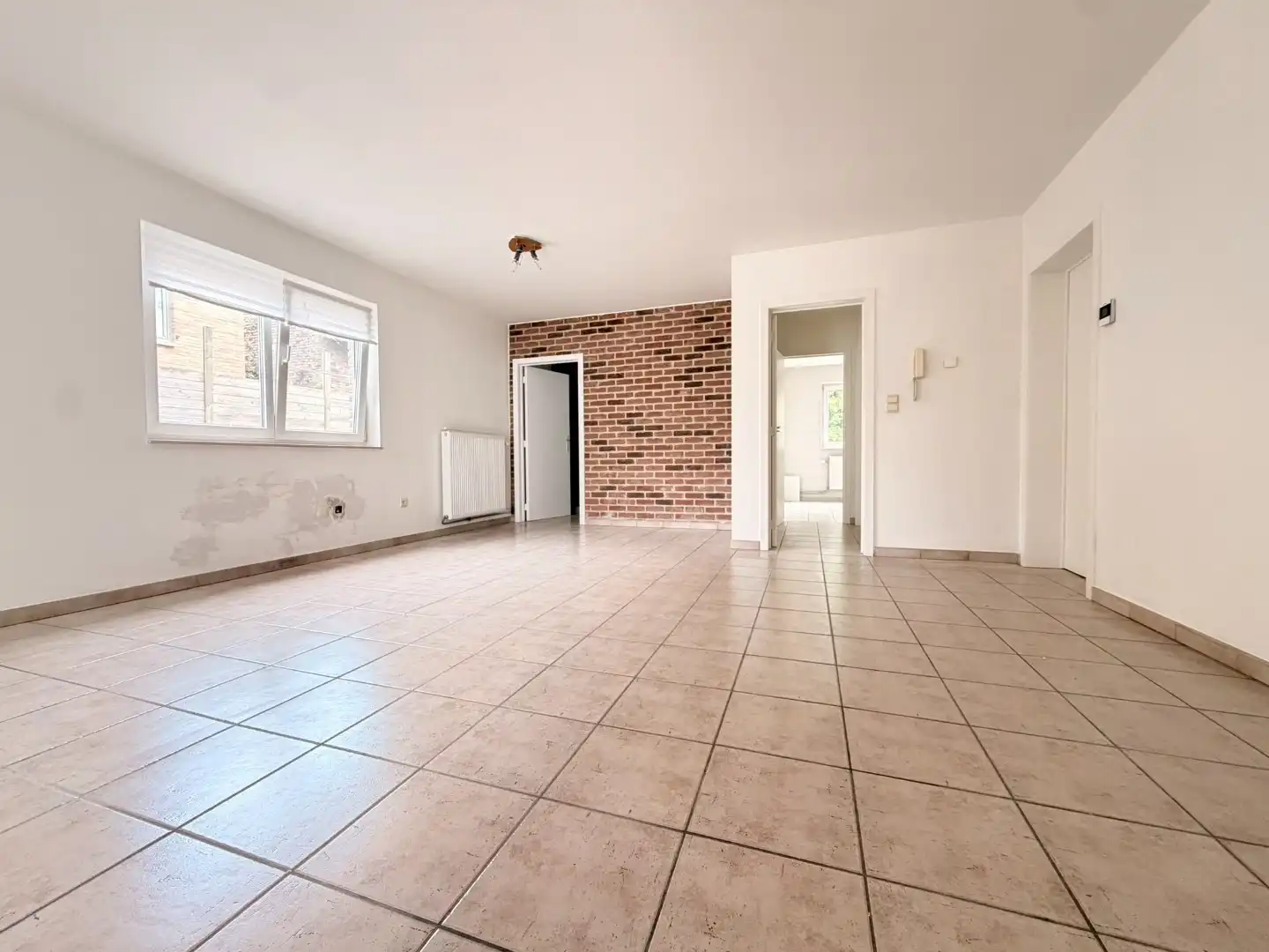 Netjes gerenoveerd 1-slaapkamer appartement met ruime kelder en inpandige garage foto 2
