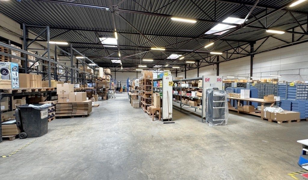 Magazijn met kantoor te huur nabij N120 in Wijnegem foto 3