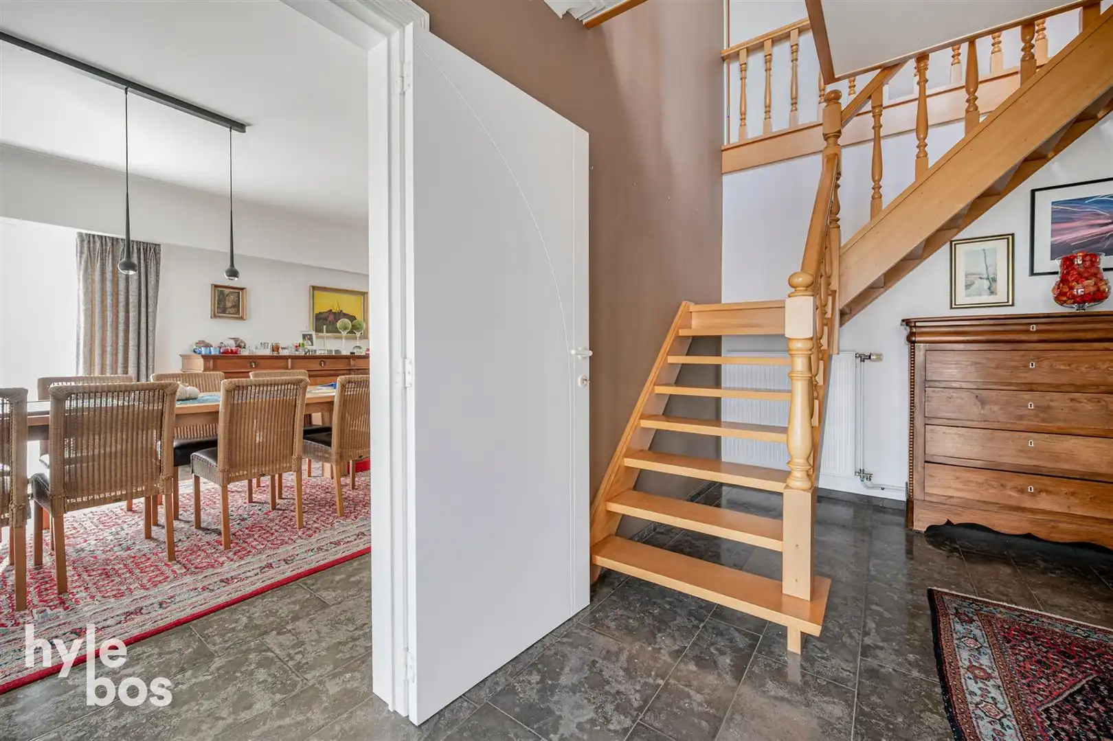 Ruime open bebouwing met 4 slaapkamers, garage en tuin in zeer rustige ligging foto 3