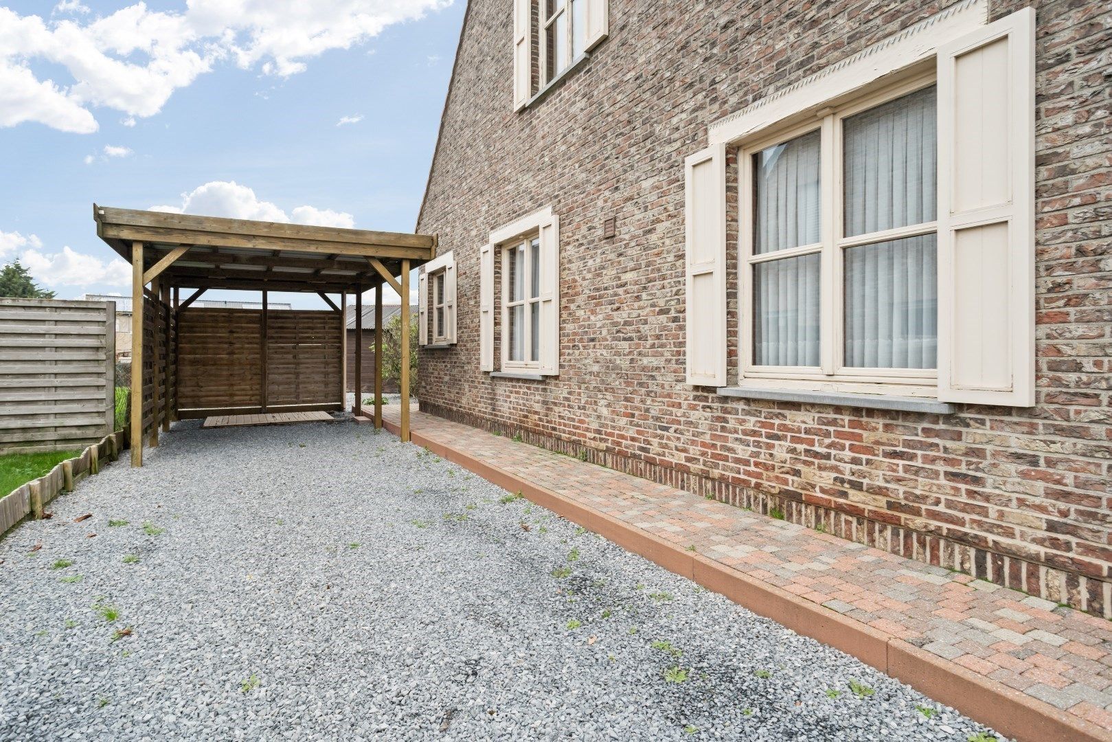 Residentieel gelegen, vrijstaande woning op ruim perceel van 714m² foto 5