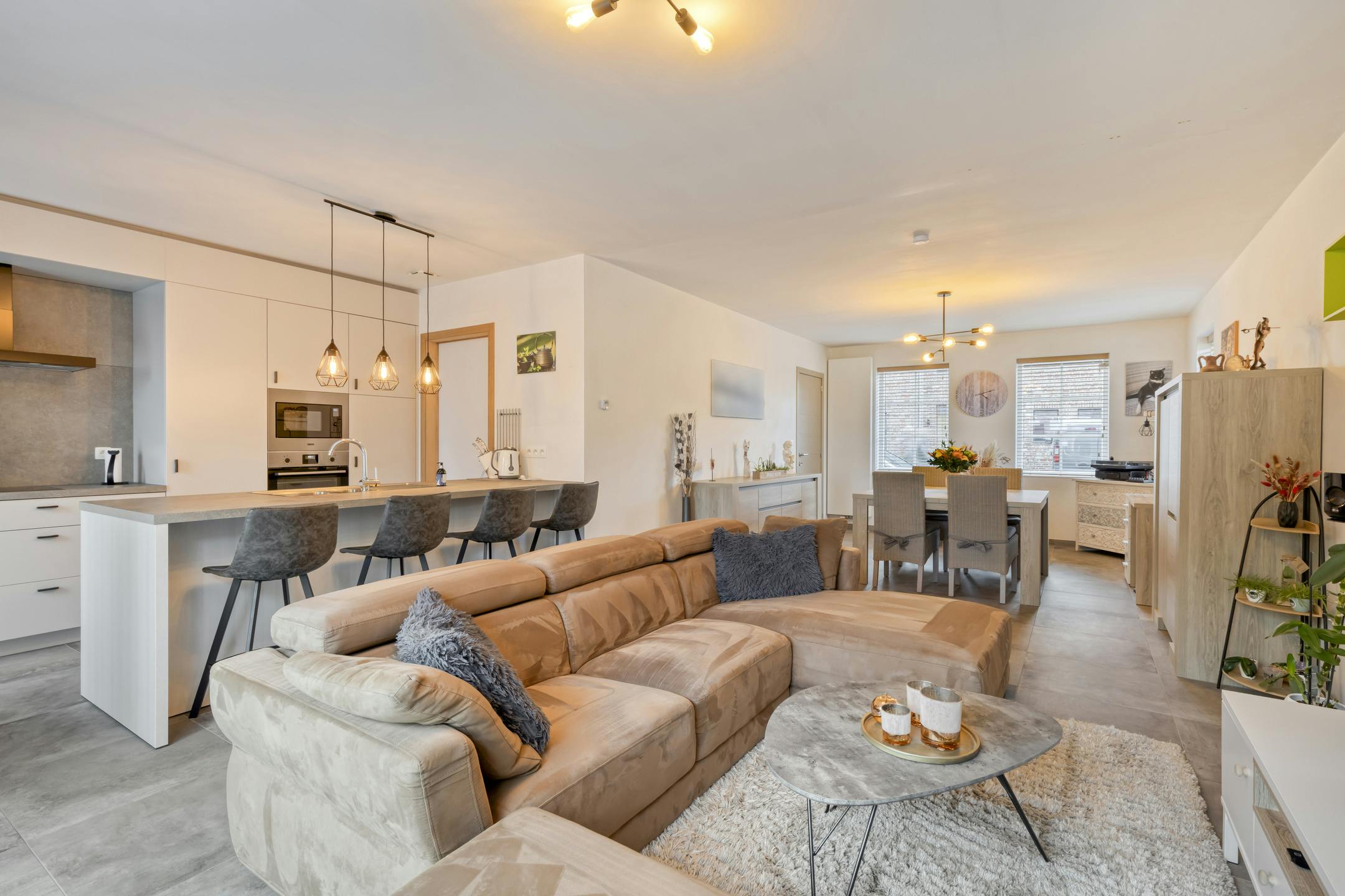 Instapklare, moderne woning in gegeerde doodlopende straat foto {{pictureIndex}}