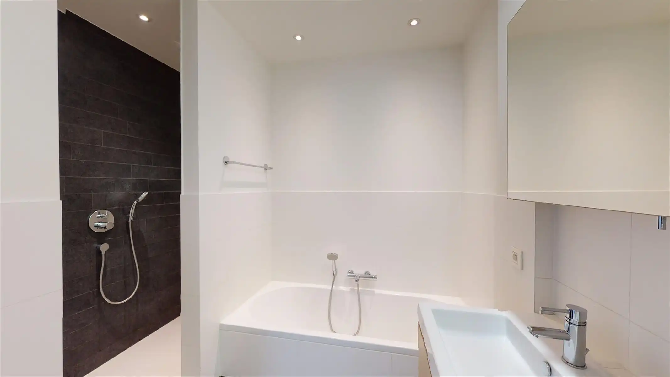ANTWERPEN - Royaal appartement in een kleinschalig gebouw foto 12