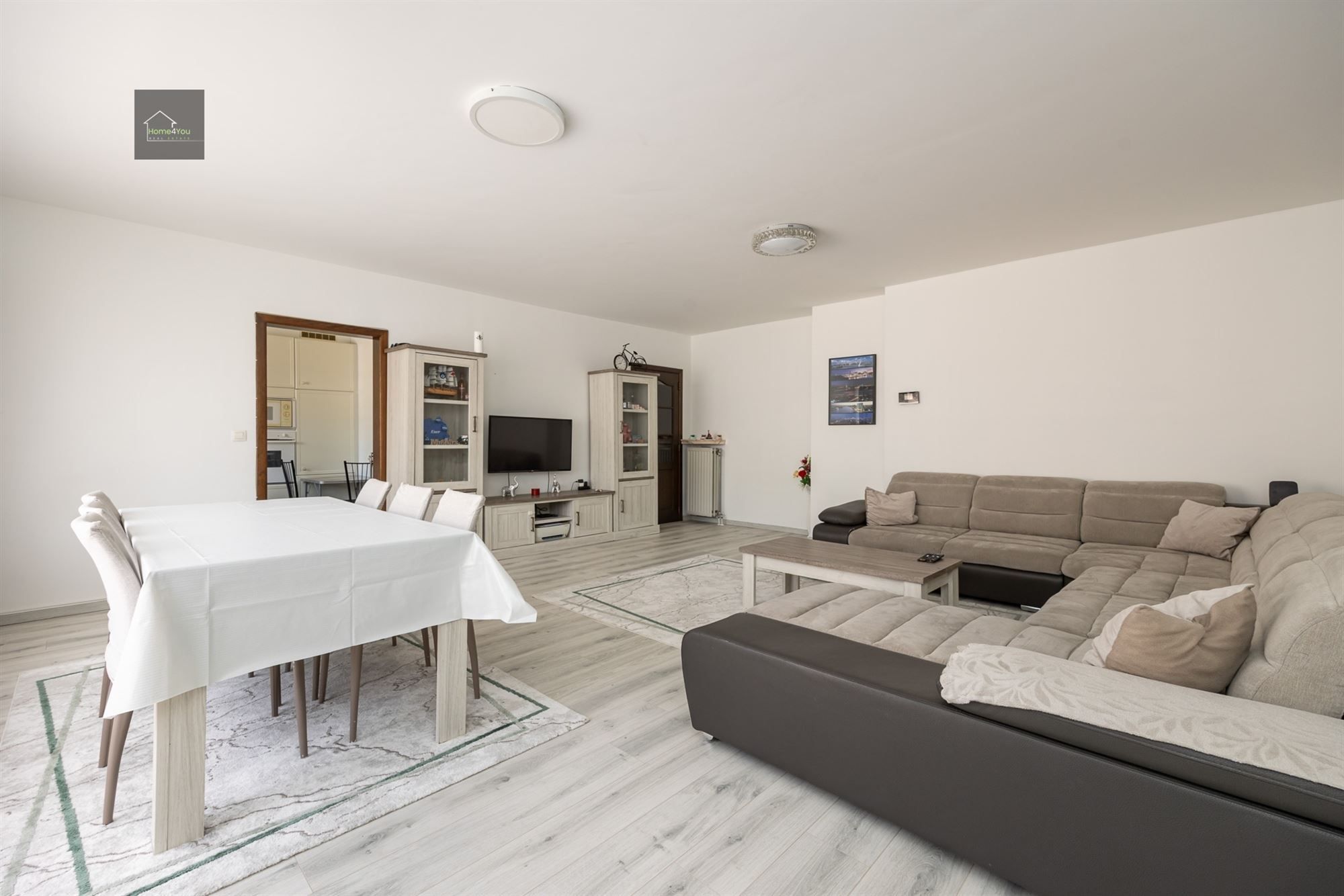 Ruim 3 slaapkamer appartement incl garagebox foto {{pictureIndex}}