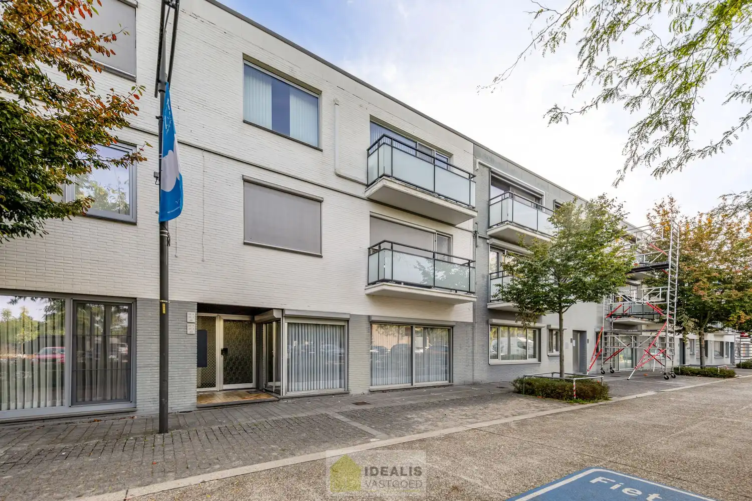 IDEALIS VASTGOED - GELIJKVLOERS APPARTEMENT IN HET CENTRUM VAN KAULILLE, BOCHOLT! Dit appartement van het bouwjaar 1972 biedt u een ruime keuken met aangrenzend bijkeuken met extra opbergruimte, een heerlijke woonkamer met grote glaspartijen, fijne slaapkamer, terras en privatieve garagebox. Dé unieke kans voor kandidaten op zoek naar een appartement op een aangename locatie vlakbij het centrum van Bocholt!! foto 4