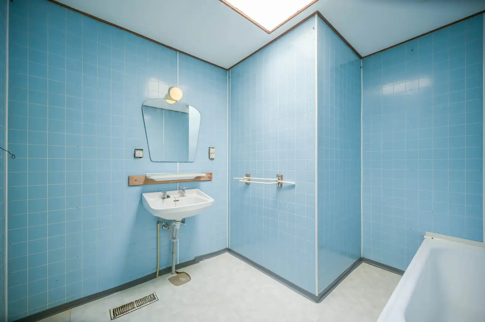 Uniek renovatieproject: lichtrijke en uiterst ruime bungalow met grote inpandige garage op een idyllisch groen perceel foto 18