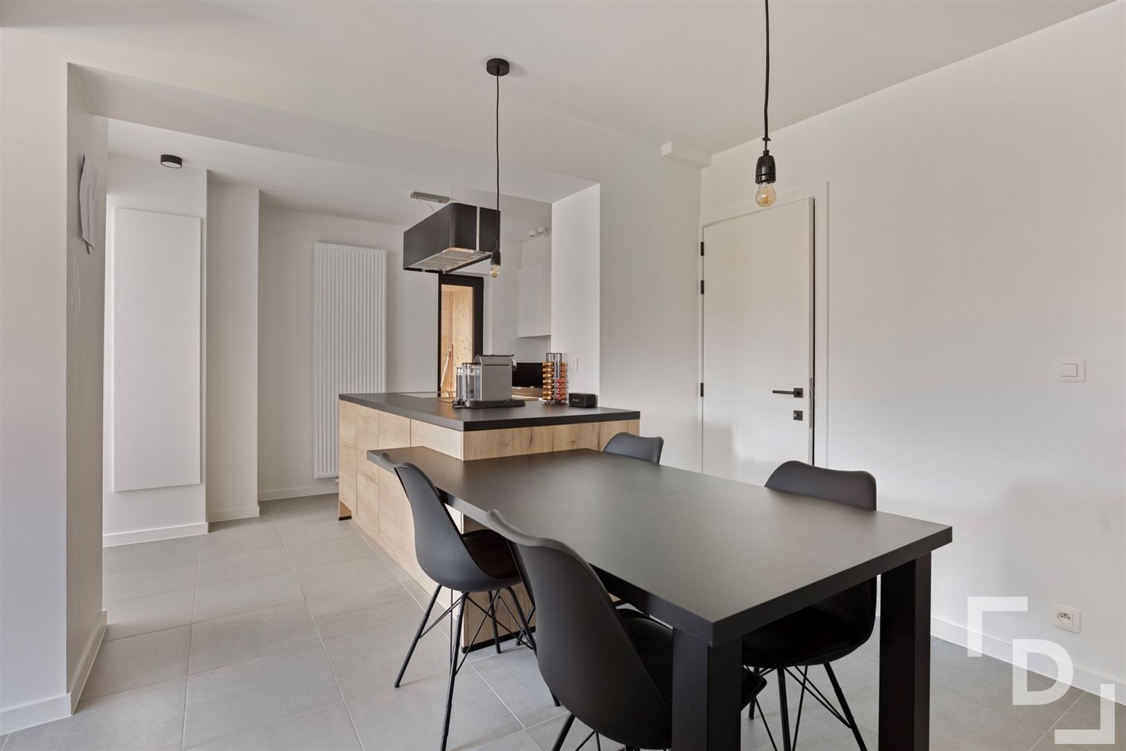 Volledig gerenoveerd, compact huis in Vlamertinge. foto {{pictureIndex}}
