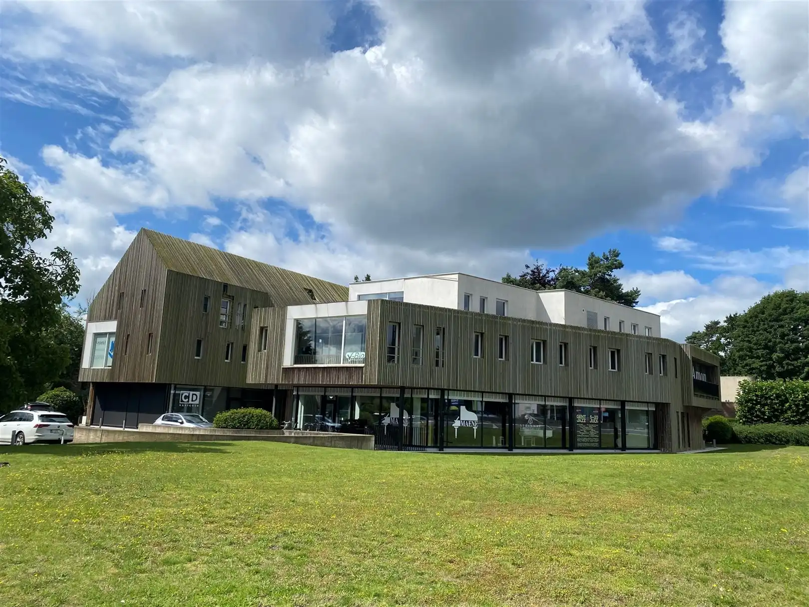 Uitstekend gelegen kantoor aan oprit E40 in Sint-Denijs-Westrem foto {{pictureIndex}}